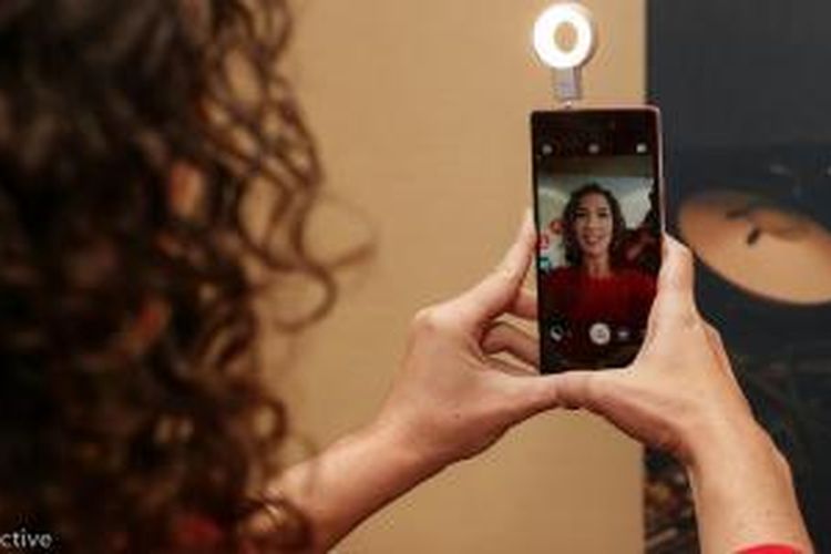 Lenovo Vibe X2 Pro dengan aksesoris Selfie Flash Extention