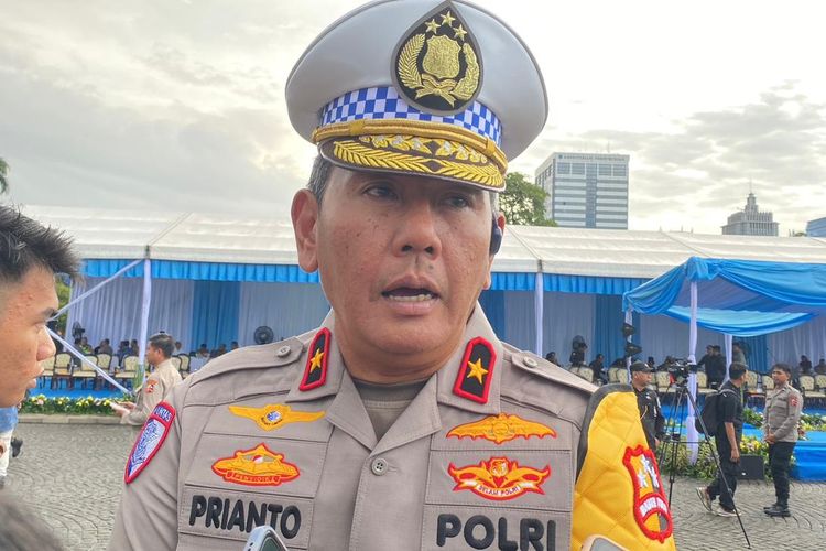 Direktur Keamanan dan Keselamatan (Dirkamsel) Korlantas Porli Brigjen Prianto usai apel gelar pasukan Operasi Lilin 2025 di Monas, Jakarta Pusat, Jumat (19/12/2025). 
