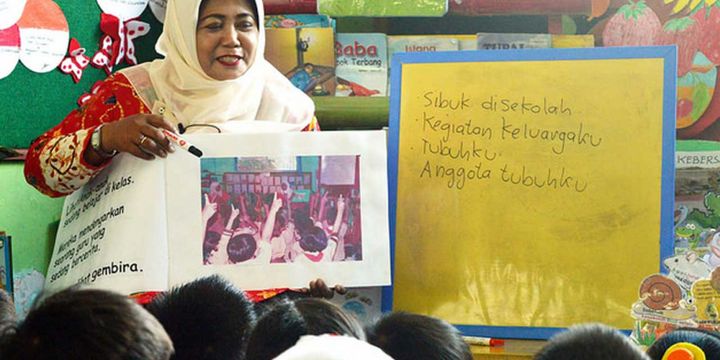 Guru kelas 1 SDN 2 Kebondalem Mojokerto, Maria Ulfa mengajak siswa membaca dengan Big Book