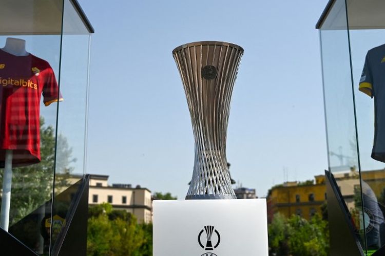 Trofi UEFA Conference League dan jersey AS Roma serta Feyenoord dipajang di Tirana, ibu kota Albania, jelang final UEFA Conference League pada Rabu (25/5/2022).