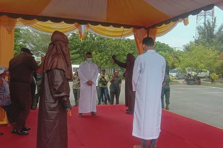 Sebanyak delapan pelaku perjudian online dan dua pelaku pencabulan menjalani hukuman cambuk di halaman Kantor Kejaksaan Negeri Aceh Utara, Provinsi Aceh, Kamis (9/3/2023).