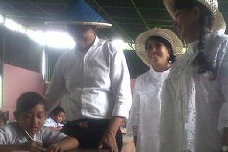 Menteri BUMN Dahlan Iskan, menengok sekolah Darurat Kartini, di Pademangan, Jakarta Utara. Senin (26/11/2012). 