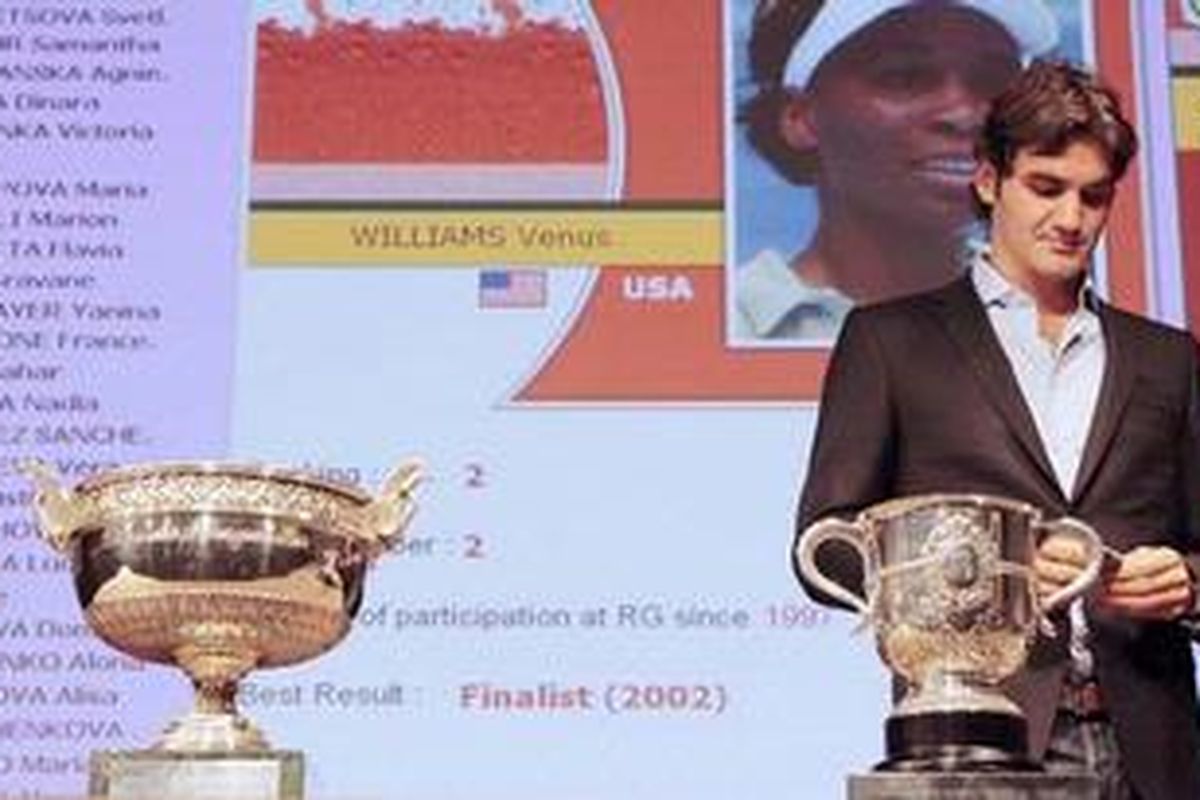 Roger Federer, berpartisipasi dalam pengundian Perancis Terbuka, Jumat (21/5/10). Federer berada di jalur yang sulit untuk pertahankan gelar grand slam lapangan tanah liat ini.