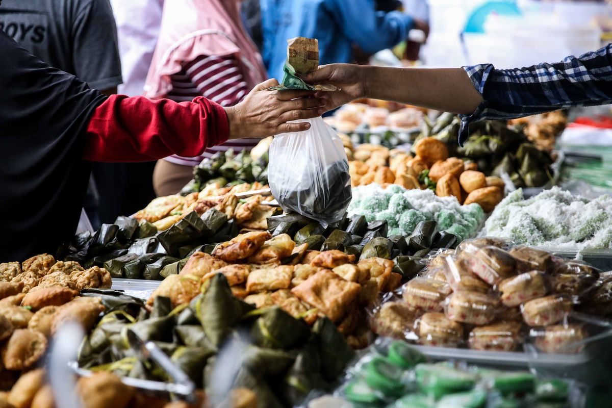 Para pedagang makanan menggelar dagangan takjil di samping Pasar Bendungan Hilir, Jakarta, Rabu (8/5/2019). Bulan puasa menjadi berkah tahunan bagi para pedagang di kawasan ini. Banyak pegawai perkantoran sekitar dan warga memadati kawasan itu untuk mencari minuman dan makanan untuk berbuka puasa.