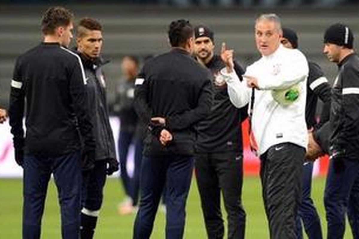 Platih Corinthians, Tite (kaus putih), memberi instruksi kepada para pemainnya dalam latihan untuk persiapan semifinal Piala Dunia Antarklub lawan Al Ahly, Rabu (12/12/2012).