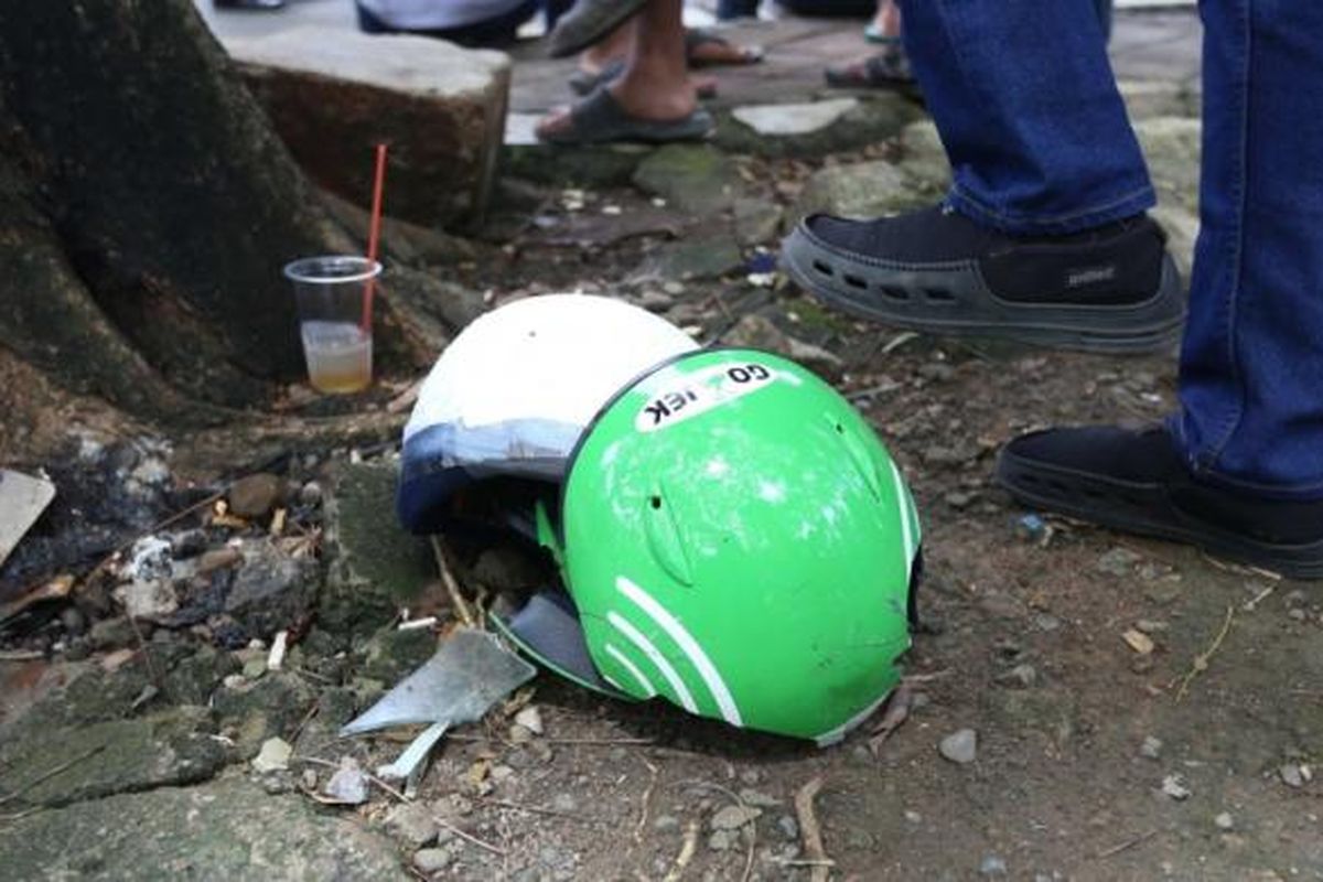 Suasana saat supir angkot melakukan demo dengan aksi mogok tarik penumpang di Pusat Pemerintahan Kota Tangerang, Rabu (8/3/2017). Ratusan sopir meminta pemerintah agar melarang angkutan online beroperasi di Tangerang.