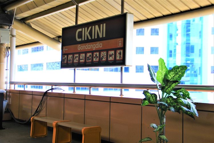 Stasiun Cikini, stasiun KRL terdekat dari Jalan Surabaya.