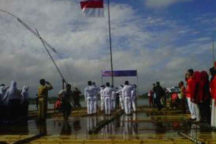 Ratusan warga Kampung Kiara Lawang menggelar upacara HUT RI ke 68 di atas rakit di situ (danau) Bagendit, Garut, Sabtu, (17/8/2013) pagi.