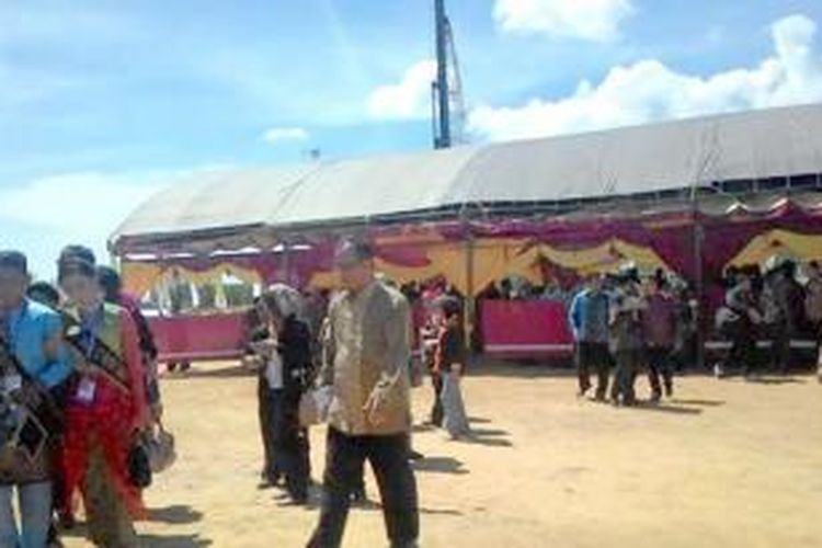 Petugas lakukan sterilisasi. Groundbreaking pembangunan rel kereta api dan Technopark Kawasan Industri Buluminung, Kabupaten Penajam Paser Utara (PPU), Kalimantan Timur, rencananya diresmikan langsung Presiden Jokowi, Kamis (19/11/2015). 