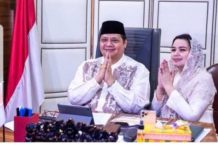 Menko Perekonomian Airlangga Hartarto bersama istri Yanti Airlangga, saat mengikuti Halal Bihalal Daring Kemenko Perekonomian, Senin (25/5/2020).