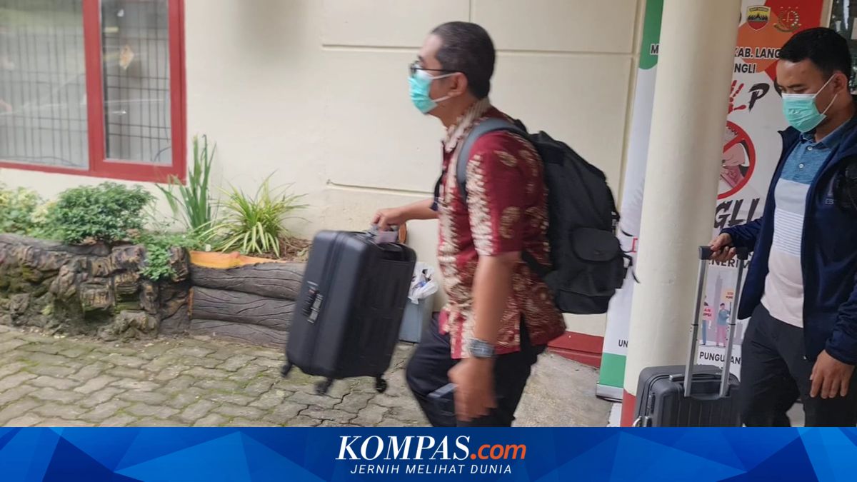KPK Geledah Kantor Disdik Langkat 3 Jam Lebih, Bawa 3 Koper Saat Keluar