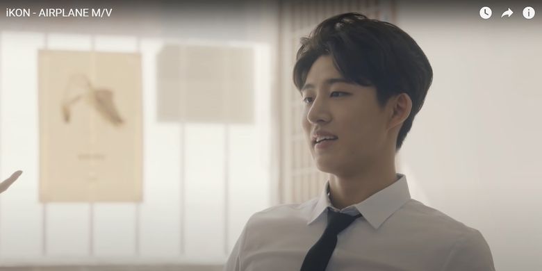 Tangkapan layar Kim Han Bin (B.I.) dalam musik video Airplane 