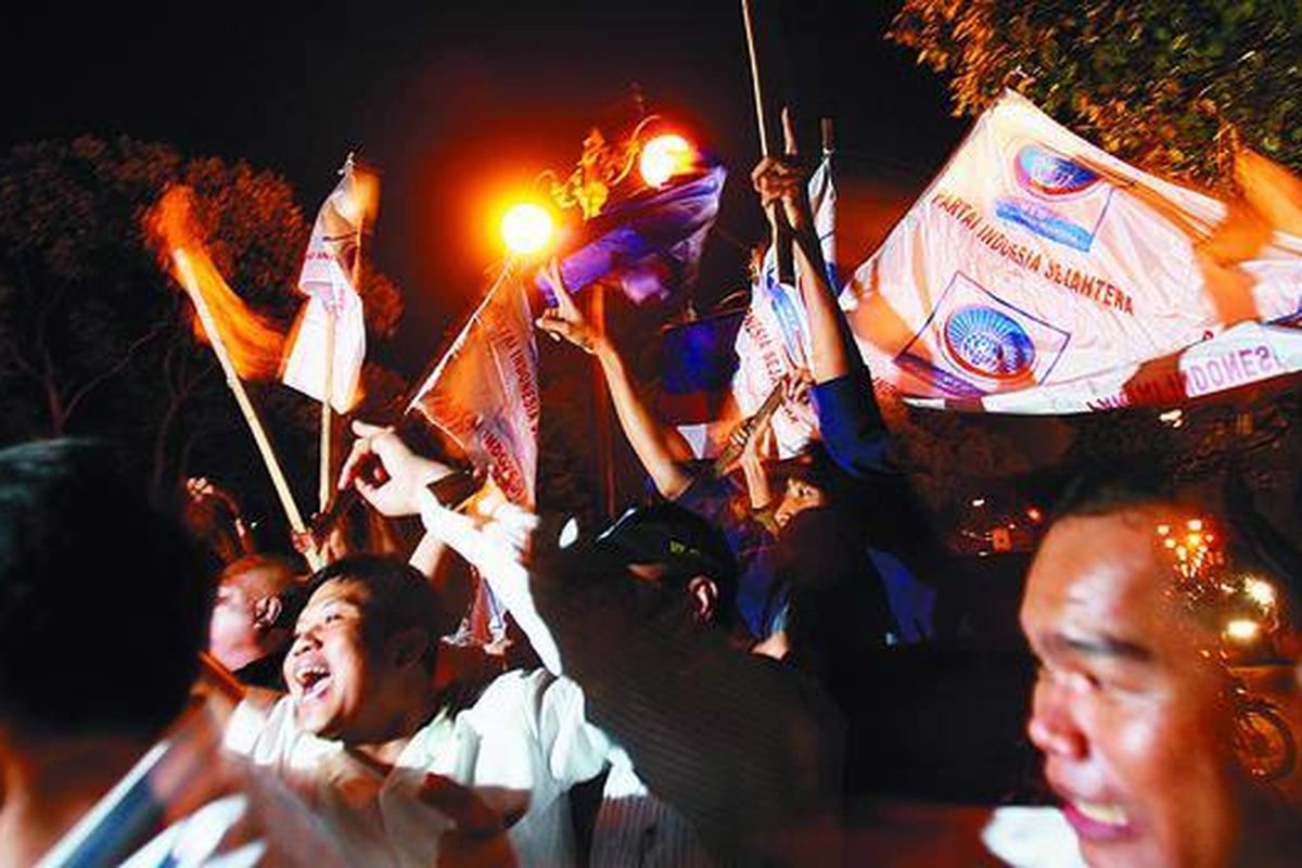 Ketua Komisi Pemilihan Umum (KPU) Abdul Hafiz Anshary, Senin (7/7) malam, mengumumkan partai-partai politik yang dinyatakan lolos verifikasi faktual KPU. Sebanyak 34 partai politik ditetapkan sebagai peserta Pemilihan Umum 2009. Sejumlah simpatisan partai politik meluapkan kegembiraan setelah partai mereka lolos verifikasi faktual KPU.