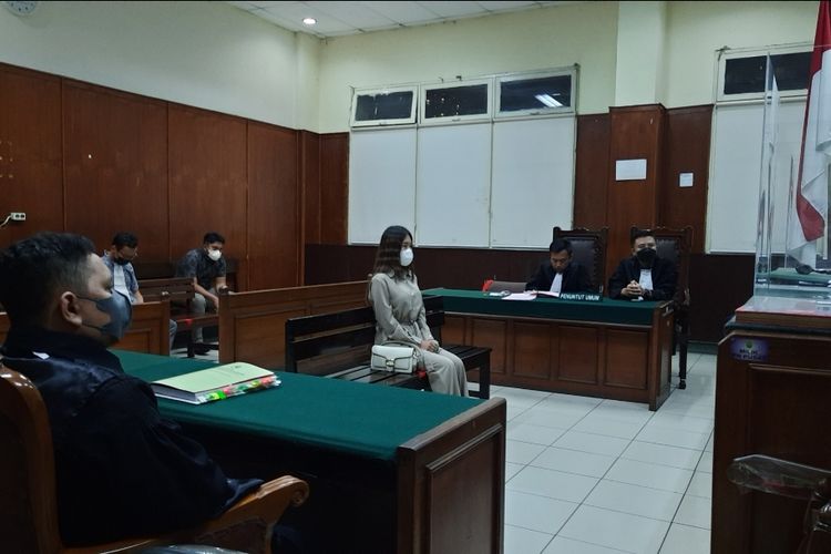 Ayu Thalia menghadiri sidang dengan agenda pembacaan putudan sela di Pengadilan Negeri (PN) Jakarta Utara, pada Selasa (31/5/2022). Ayu berstatus sebagai terdakwa dugaan pencemaran nama baik putra Ahok, Nicholas Sean.  