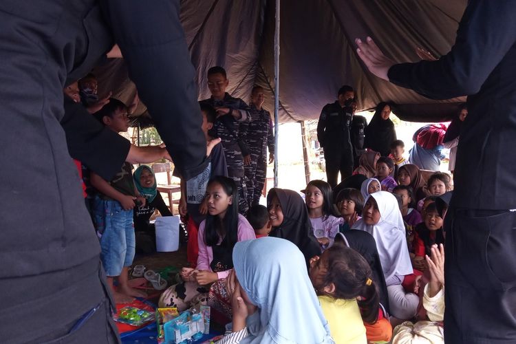 Kegiatan trauma healing anak-anak korban gempa Cianjur, di posko pengungsian Desa Cibulakan, Cugenang, yang dipandu prajurit TNI AL dan anggota Brimob Polri, Kamis (1/12/2022)