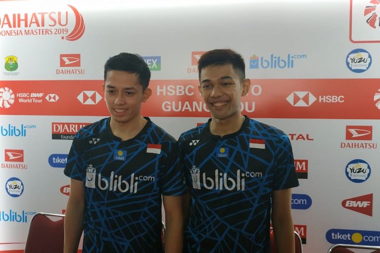 Pasangan ganda campuran Indonesia, Fajar Alfian/Muhammad Rian Ardianto, berfoto seusai konferensi pers Indonesia Masters 2019, di Istora Senayan, Jakarta, Rabu (23/1/2019).