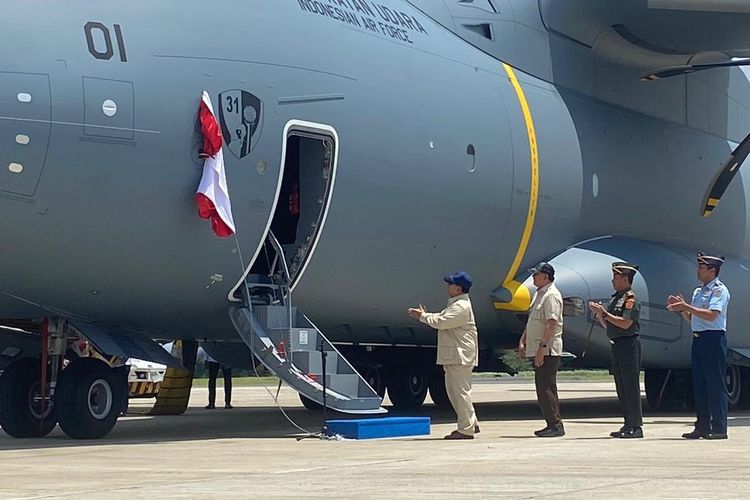 Presiden Prabowo Subianto membuka tirai sebagai tanda dimulainya penyerahan pesawat angkut Airbus A400M kepada satuan TNI di Lanud Halim Perdanakusuma Jakarta Timur, Senin (3/11/2025) siang.