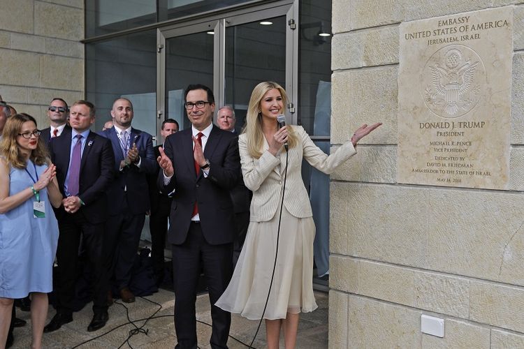 Menteri Keuangan AS Steve Mnuchin bertepuk tangan saat putri Presiden AS Ivanka Trump membuka plakat peresmian kantor kedubes AS di Jerusalem pada  14 Mei 2018. 
