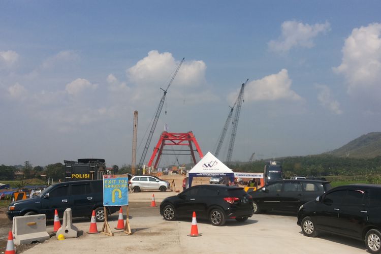 Antrean kendaraan yang hendak keluar ke jalan raya (belok kiri) di titik keluar Grinsing, tak jauh dari proyek pembangunan Jembatan Kalikuto, Batang-Kendal, Rabu (13/6/2018).