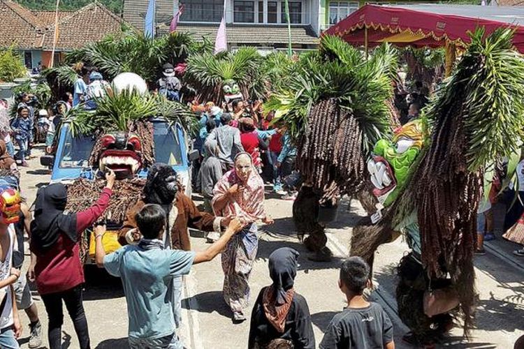 Warga Sukamantri di Kabupaten Ciamis, Jawa Barat, menggelar seni tradisional bebegig pada puncak acara tradisional Nyangku di Desa Panjalu, Ciamis, Senin, 26 Desember 2016. Seni tradisional bebegig merupakan seni tradisi yang bersumberkan pada kearifan lokal yang telah dilestarikan selama ratusan tahun untuk menjaga sumber mata air.