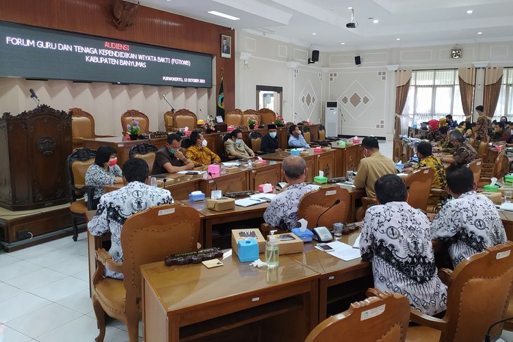Audiensi Forum Guru dan Tenaga Kependidikan Wiyata Baksi (FGTKWB) di gedung DPRD Banyumas, Jawa Tengah, Selasa (12/10/2021).