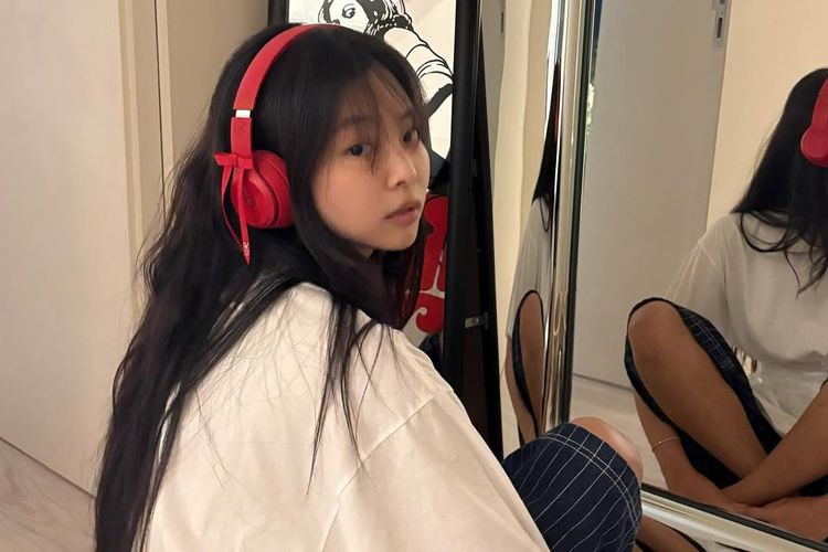 Jennie Blackpink unggah foto tanpa makeup, tampil natural dengan rambut acak-acakan. Simak detail outfitnya berikut ini.