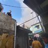 Kebakaran di Menteng, Warga Saling Oper Ember Berisi Air untuk Padamkan Api