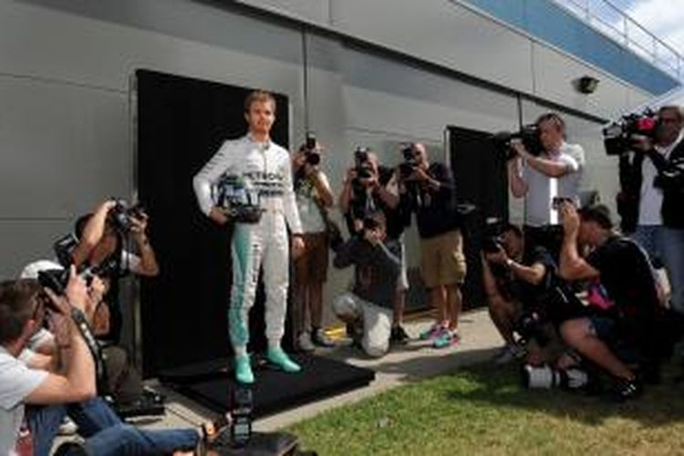 Pebalap Mercedes asal Jerman, Nico Rosberg, berpose pada sesi pemotretan jelang GP Australia di Sirkuit Albert Park, Melbourne, Kamis (12/3/2015).