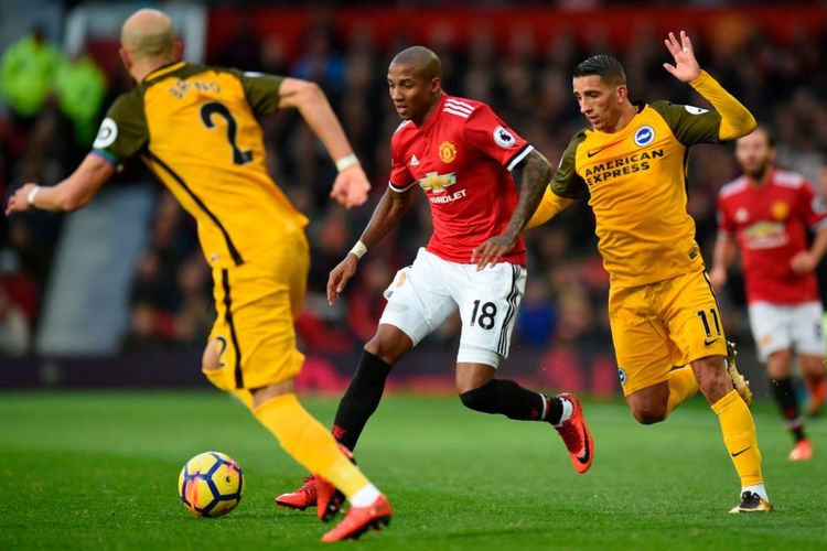 Ashley Young mencoba melewati penjagaan Anthony Knockaert saat Manchester United menjamu Brighton & Hove Albion di Old Trafford, Sabtu (25/11/2017).