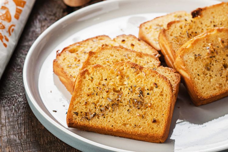 Garlic bread pakai roti tawar sagu. 