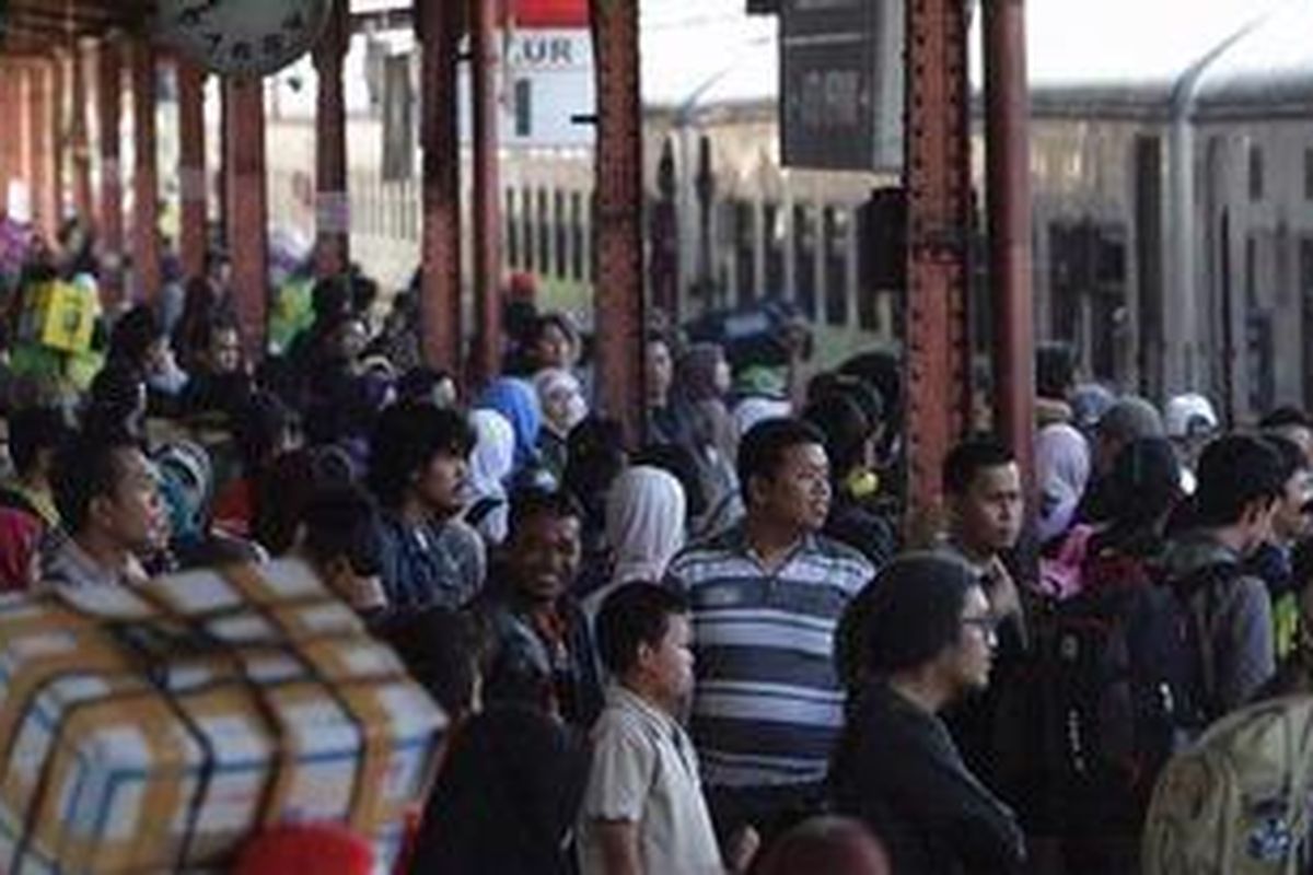 Calon penumpang Kereta Api Singosari tujuan Malang, Jawa Timur, bersiap masuk ke kereta di Stasiun Pasar Senen, Jakarta, Kamis (9/8/2012). Pada arus mudik tahun ini PT KA tidak menjual tiket berdiri sehingga semua penumpang yang telah memiliki tiket dipastikan mendapatkan tempat duduk. 