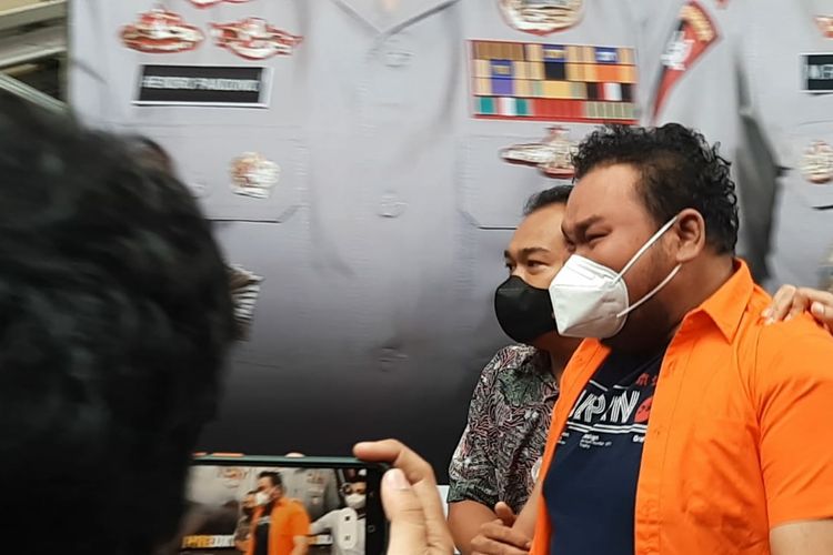Tersangka Fico Fachriza saat dihadirkan dalam perilisan penangkapan narkobanya di Polda Metro Jaya, Jumat (14/1/2022). 
