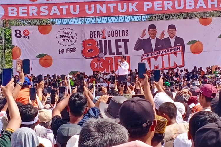 Ribuan massa menghadiri kampanye calon presiden Anies Baswedan di lapang Jayaraga Tarogong Kidul Garut, Kamis (8/02/2024) pagi