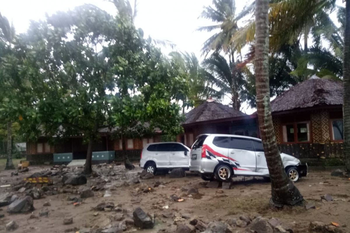 Kondisi mobil-mobil di Wisma Kompas Gramedia Karang Bolong Banten setelah dihantam tsunami, Minggu (23/12/2018).