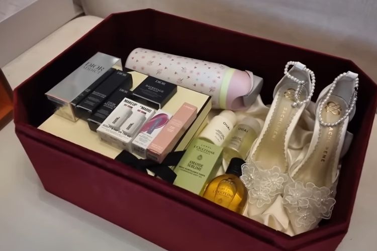 Jennifer Coppen membagikan suvenir bridesmaid proposal berisi barang-barang branded, mulai dari parfum mewah hingga high heels putih.
