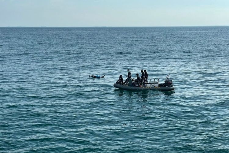 TNI Angkatan Laut (TNI) menemukan jenazah laki-laki di perairan Kuala Tanjung, Kabupaten Batu Bara, Sumatera Utara, Jumat (7/1/2022). 