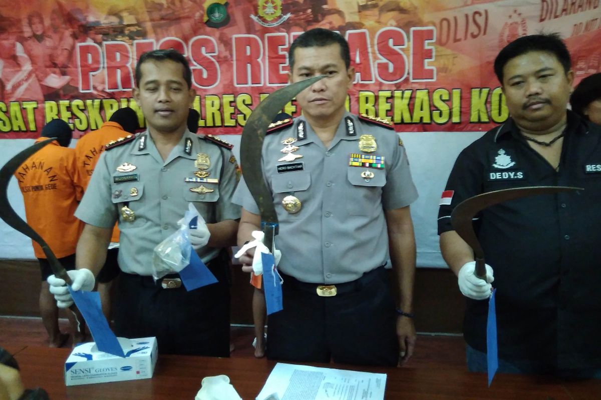 Kapolres Metro Bekasi Kota Kombes Hero Bachtiar, menahan lima pelaku pegeroyokan dua polisi di Pondok Gede, Bekasi, Selasa (5/12/2017) 