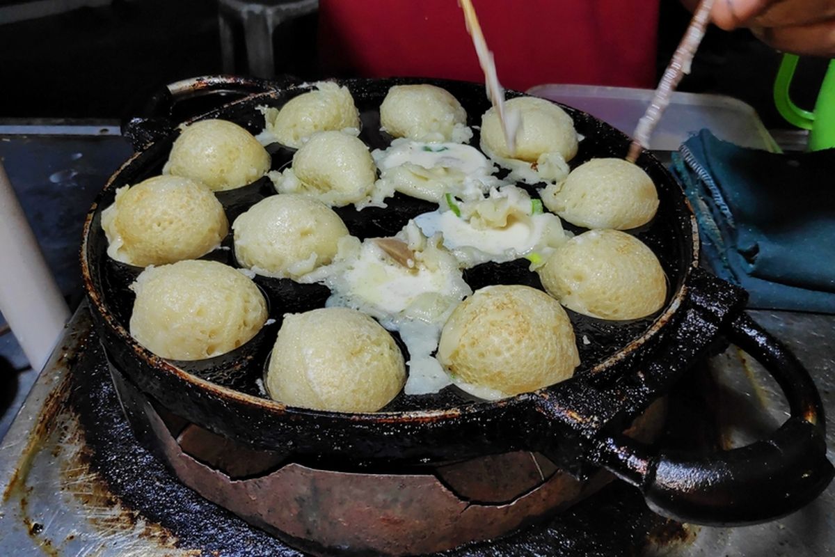 Ilustrasi membuat takoyaki. 