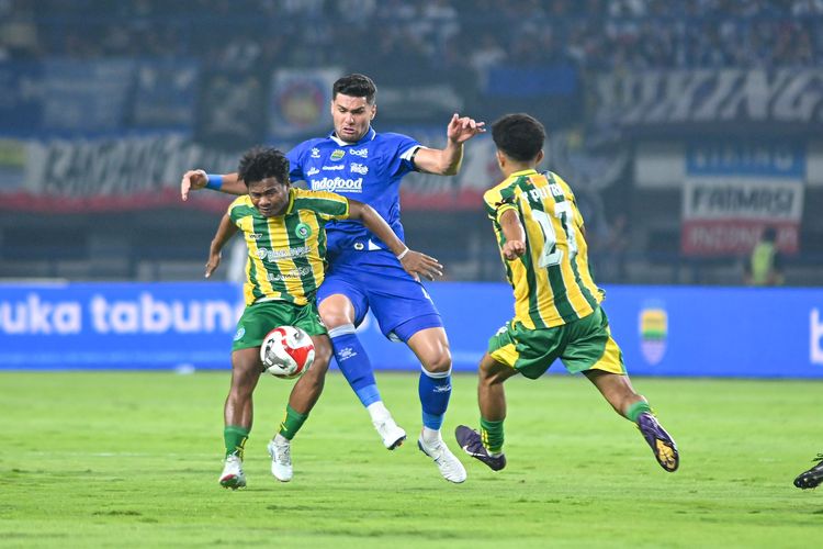 Duel pemain Persib vs PSBS dalam lanjutan Super League 2025-2026 yang digelar di Stadion GBLA, Minggu (25/1/2026).