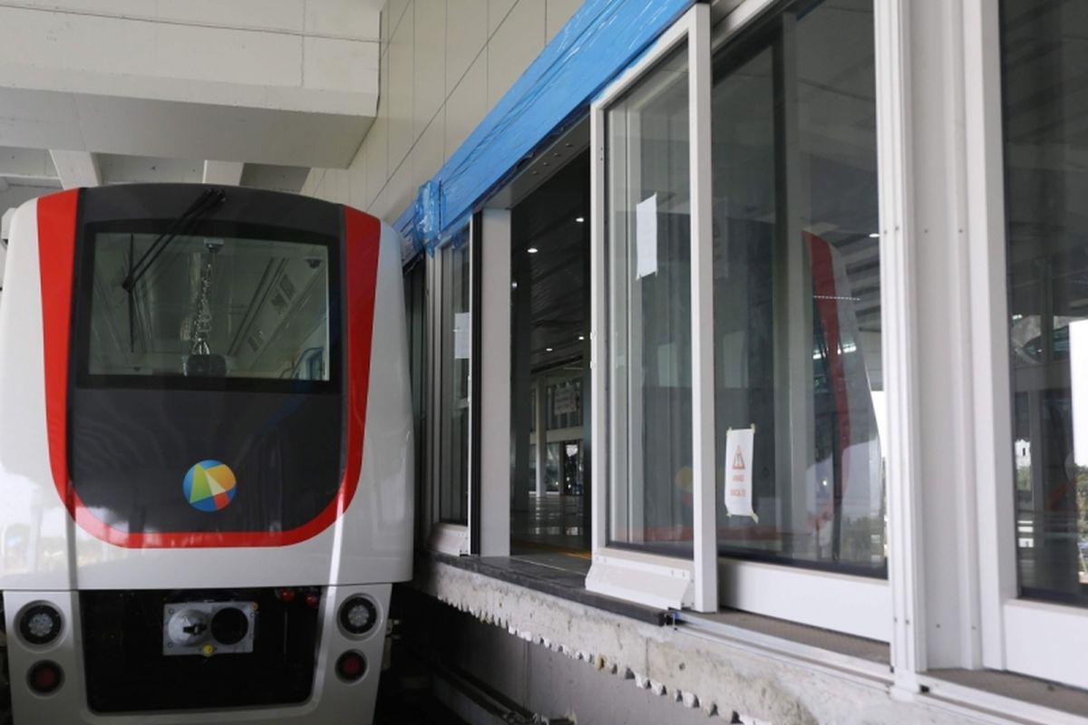 Kondisi satu trainset kereta tanpa awak atau skytrain usai diuji coba di Terminal 3 Bandara Soekarno-Hatta, Tangerang, Senin (21/8/2017). Skytrain dioperasikan untuk mengakomodasi perpindahan penumpang dari satu terminal ke terminal lainnya dan direncanakan akan beroperasi penuh pada September 2017 mendatang.