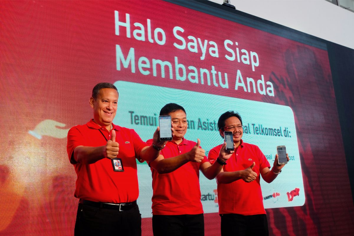 (ki-ka) Direktur IT Telkomsel, Montgomery Hong; Direktur Utaman Telkomsel, Ririek Adriansyah; serta Direktur Sales, Sukardi Silalahi