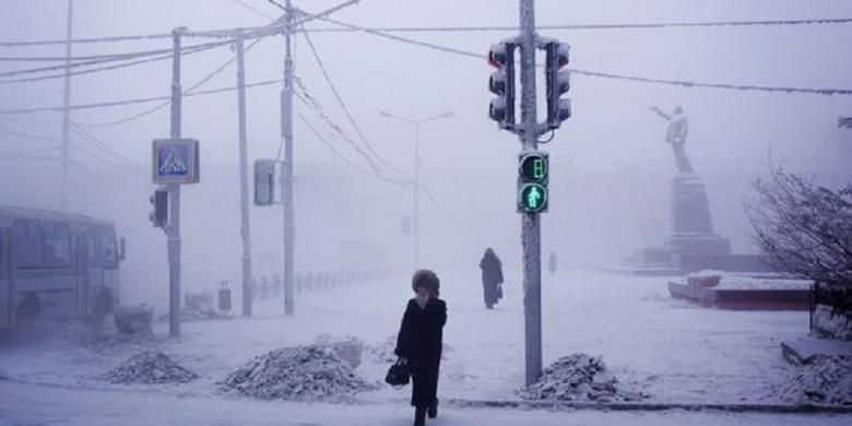 Warga berjalan melintasi alun-alun di Yakutsk (Yakutia) tengah, Siberia, Rusia. Yakutsk adalah kota terdingin di dunia.