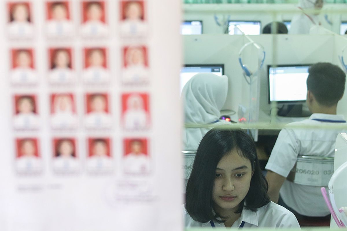 Siswa mengikuti Ujian Nasional Berbasis Komputer (UNBK) di Sekolah Menengah Atas (SMA) 70 Bulungan, Jakarta, Senin (1/4/2019). Sebanyak 2.019.680 siswa Sekolah Menengah Atas (SMA) dan Madrasah Aliyah (MA) di seluruh Indonesia mengikuti UNBK yang diselenggarakan pada 1, 2, 4, dan 8 April 2019.