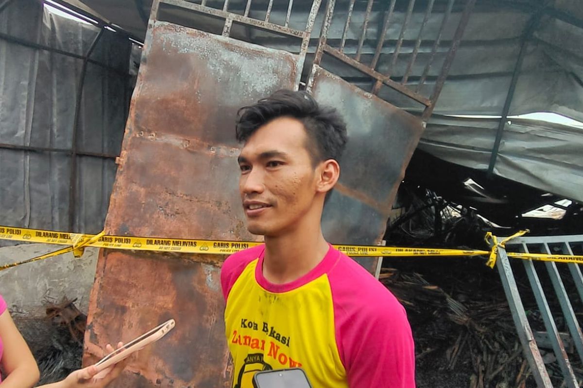 Asep Salah satu karyawan Gudang perabotan di Jatiasih, Kota Bekasi saat menceritakan hal yang dikenang saat bekerja dengan Suryan. Kamis (4/7/24). 