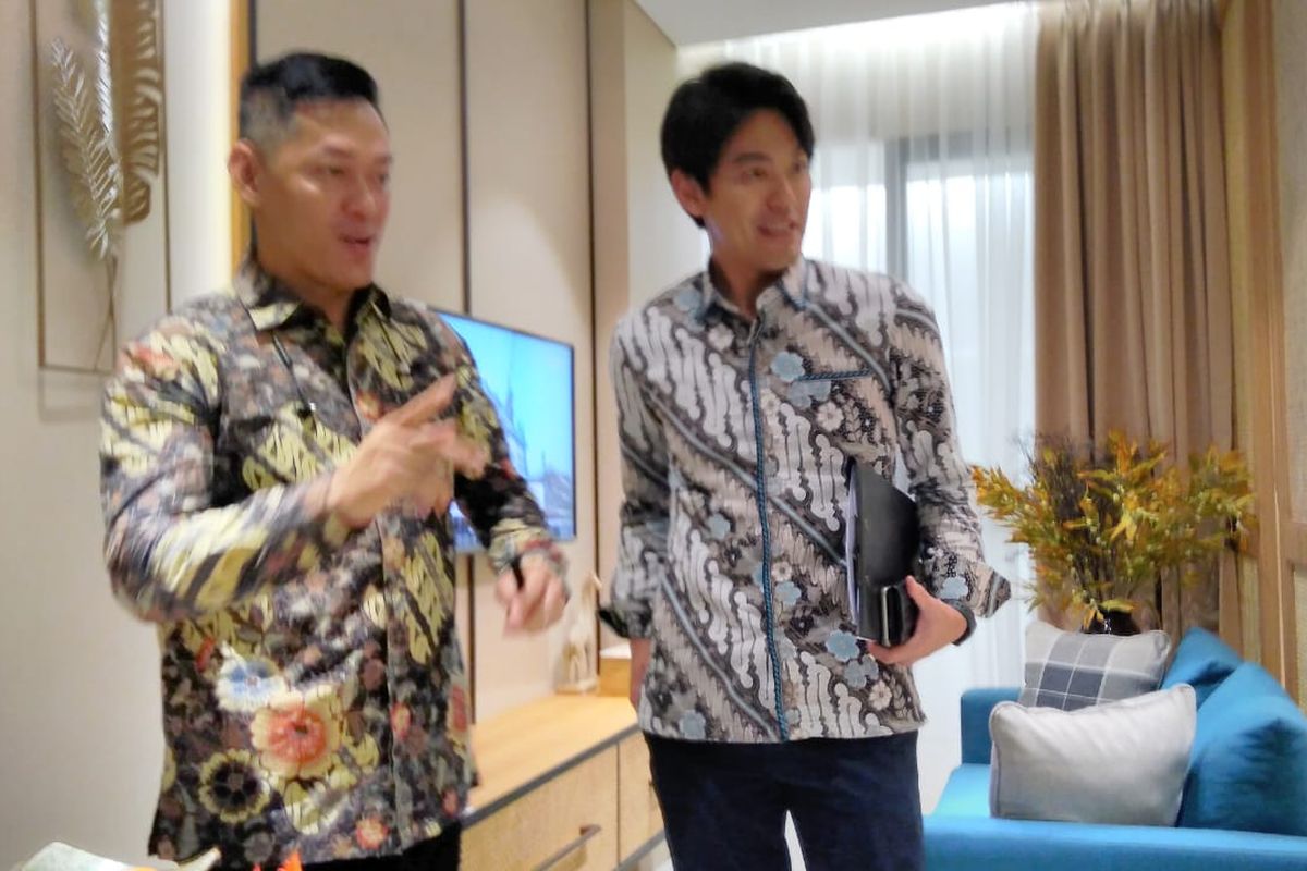 Sales and Marketing Director Vasanta Innopark Ming Liang dan Marketing Director Mitsubishi Kenji Shimazaki di show unit Menara Chihana, Selasa (22/10/2019).