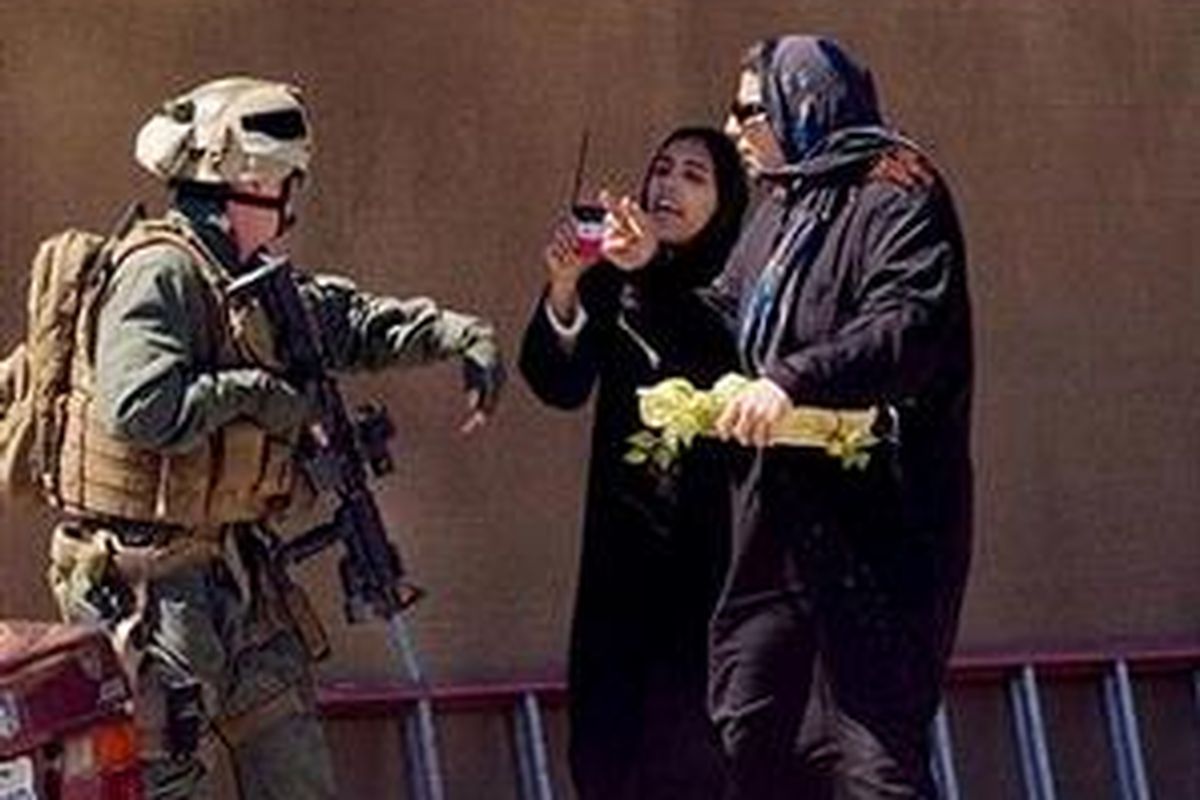 Dalam masa pelatihan, seorang anggota  24th Marine Expeditionary Unit belajar menghadapi 