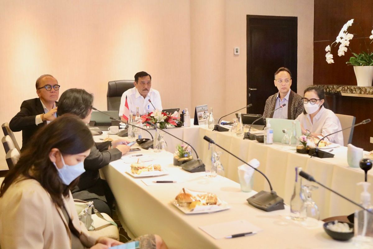 Menteri Koordinator Bidang Kemaritiman dan Investasi, Luhut Binsar Pandjaitan memimpin rapat koordinasi Bangga Berwisata di Indonesia (BBWI), secara daring, Senin (5/12/2022).