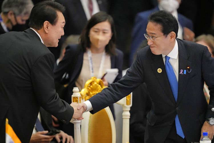 Perdana Menteri Jepang Fumio Kishida, kanan, berjabat tangan dengan Presiden Korea Selatan Yoon Suk Yeol selama KTT ASEAN -Asia Timur di Phnom Penh, Kamboja, Kamboja, Minggu, 13 November 2022. Khisida belum lama ini mendorong perusahaan kecil di Jepang untuk menaikkan gaji para karyawan seperti yang telah dilakukan sejumlah perusahaan besar.