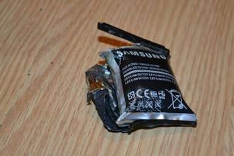 Hope Casserly mengunggah foto baterai Galaxy Ace 2 miliknya yang meledak ke situs Facebook
