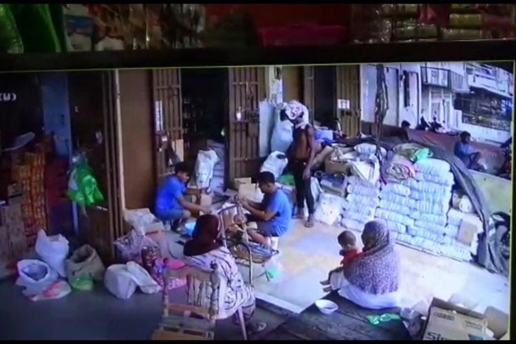Tangkapan layar dari rekaman CCTV, yang memperlihatkan seseorang dengan gangguan jiwa mengamuk, dan mengobrak-abrik Pasar Wonomulyo, Polewali Mandar, Sulawesi Barat.
